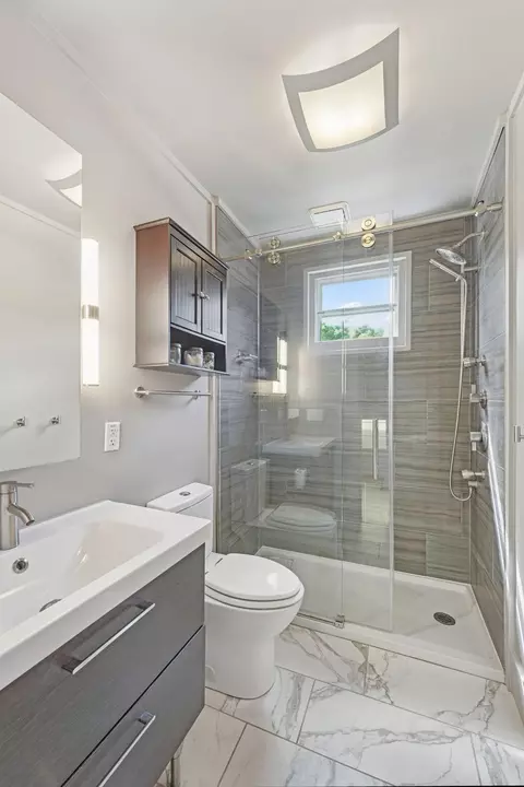 Bath - 162 E 2nd Ave, Columbus, OH 43201 photo 2 of 3