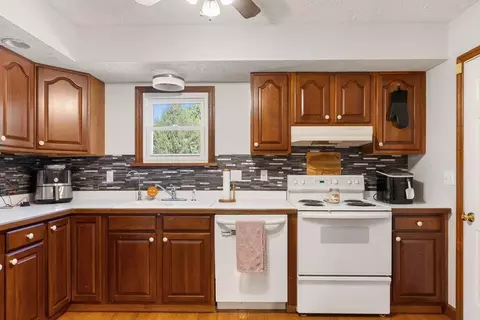 Kitchen - 10187 Mantle Rd, Orient, OH 43146 photo 2 of 3