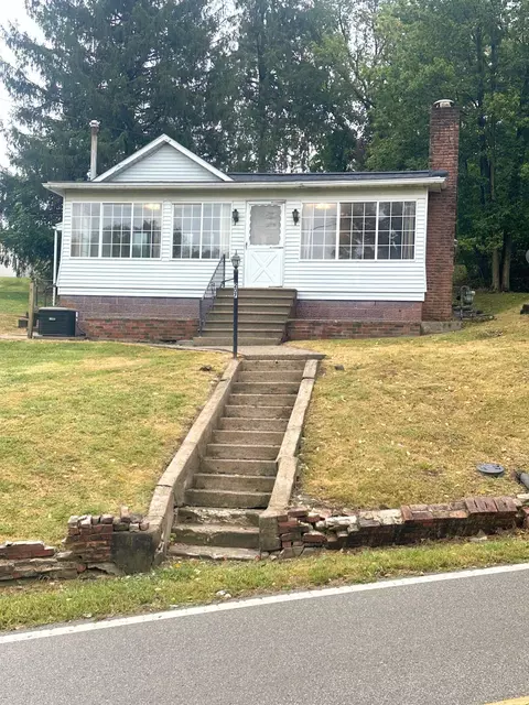 207 W Main St, Corning, OH 43730