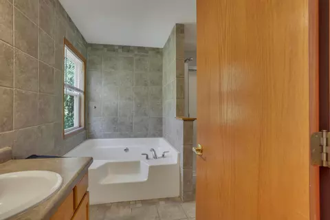 Bath - 6335 Cimarron Rd, Mount Perry, OH 43760 photo 3 of 6