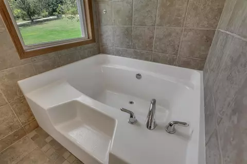 Bath - 6335 Cimarron Rd, Mount Perry, OH 43760 photo 5 of 6