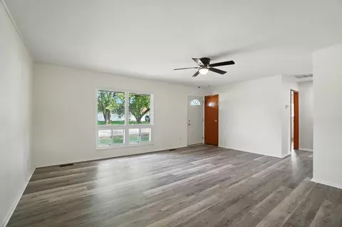 Living - 115 W Auburn Ave, Springfield, OH 45506 photo 2 of 3