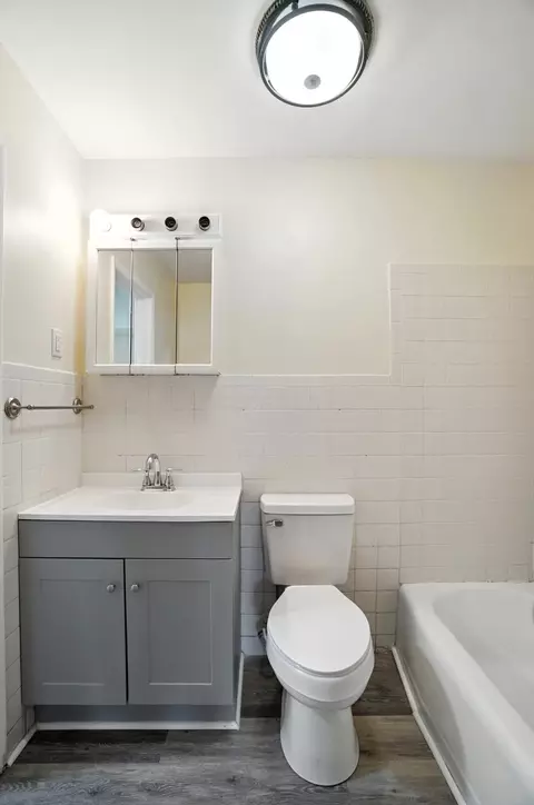 Bath - 115 W Auburn Ave, Springfield, OH 45506 photo 2 of 4
