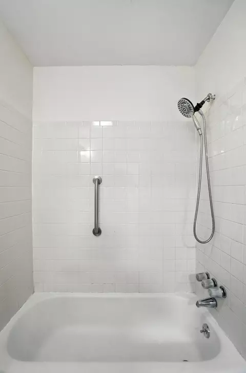Bath - 115 W Auburn Ave, Springfield, OH 45506 photo 4 of 4