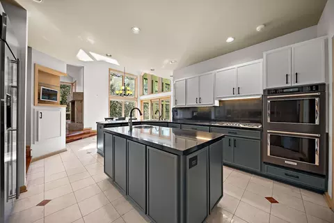 Kitchen - 4340 Manor Ct E, Dublin, OH 43017 photo 1 of 6