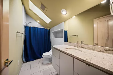 Bath - 4340 Manor Ct E, Dublin, OH 43017 photo 4 of 6