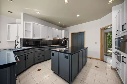 Kitchen - 4340 Manor Ct E, Dublin, OH 43017 photo 2 of 6