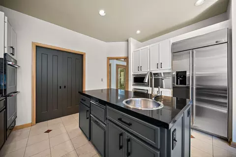 Kitchen - 4340 Manor Ct E, Dublin, OH 43017 photo 3 of 6