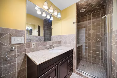 Bath - 4340 Manor Ct E, Dublin, OH 43017 photo 6 of 6