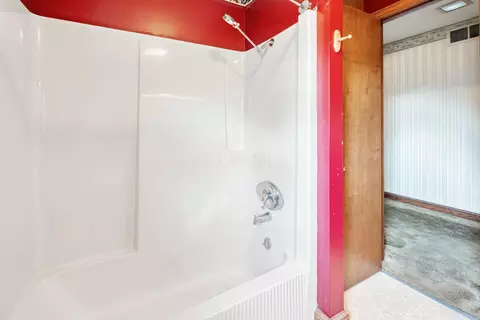 Bath - 7247 Ludwig Dresback Rd, Circleville, OH 43113 photo 7 of 9