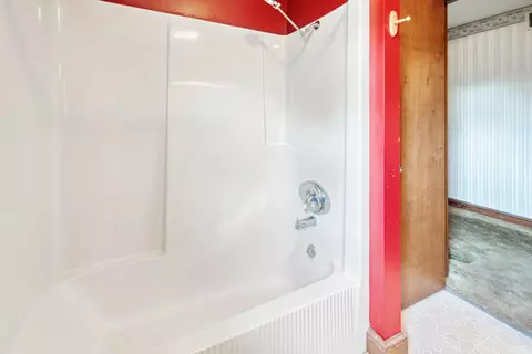 Bath - 7247 Ludwig Dresback Rd, Circleville, OH 43113 photo 6 of 9