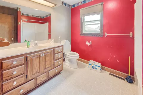 Bath - 7247 Ludwig Dresback Rd, Circleville, OH 43113 photo 5 of 9
