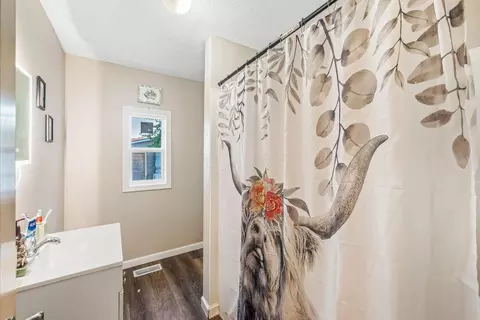 Bath - 921 Adams St, Marion, OH 43302 photo 1 of 2