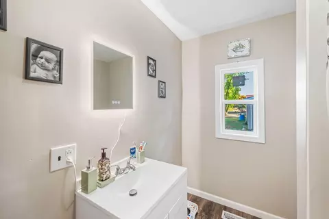 Bath - 921 Adams St, Marion, OH 43302 photo 2 of 2