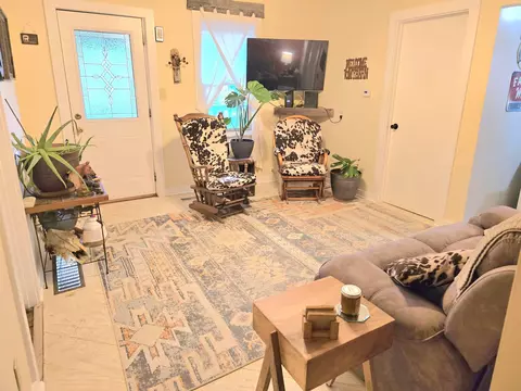 Living - 750 Mcgrery Rd SE, Lancaster, OH 43130 photo 2 of 2