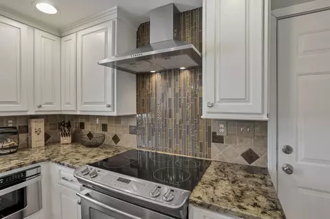 Kitchen - 541 Lakeshore Dr E, Hebron, OH 43025 photo 5 of 9