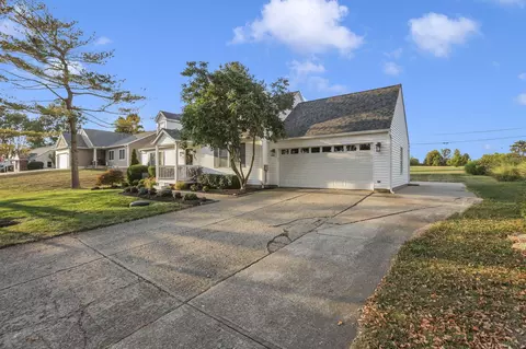 Exterior - 541 Lakeshore Dr E, Hebron, OH 43025 photo 4 of 20