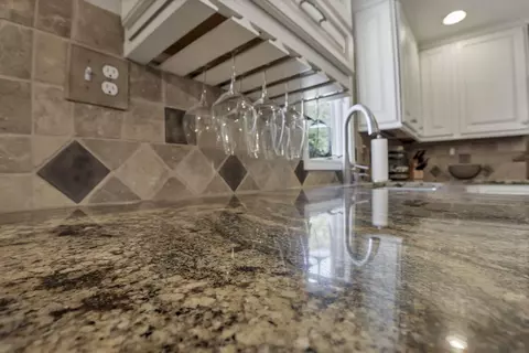 Kitchen - 541 Lakeshore Dr E, Hebron, OH 43025 photo 8 of 9