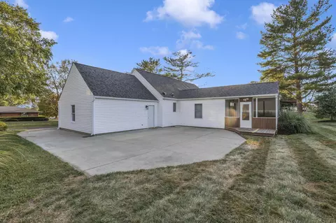 Exterior - 541 Lakeshore Dr E, Hebron, OH 43025 photo 17 of 20