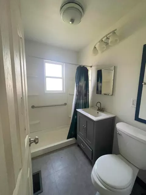 Bath - 931 Antwerp Rd, Columbus, OH 43213 photo 1 of 1