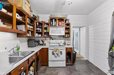 Kitchen - 127 E Walnut St, Marion, OH 43302 photo 2 of 3
