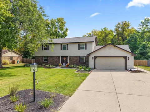 9038 Woodstream Ln, Centerville, OH 45458