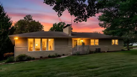 855 E Village Dr, Newark, OH 43055