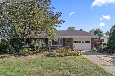 403 Meadowbrook Dr, Newark, OH 43055