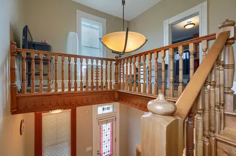 Entry Way - 1019 S Limestone St, Springfield, OH 45505 photo 7 of 10