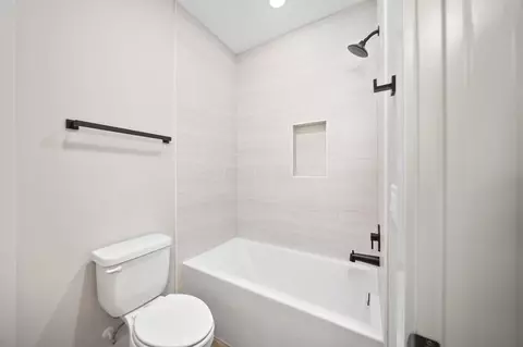 Bath - 7029 Snowdrop Ct, Dublin, OH 43016 photo 6 of 8