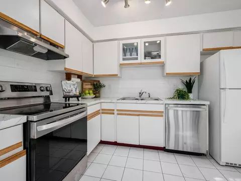 Kitchen - 1949 Hamrock Dr, Powell, OH 43065 photo 3 of 5