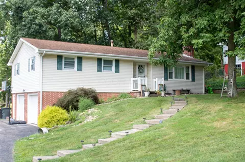 975 Blossom Ln, Zanesville, OH 43701