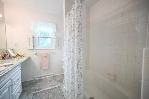 Bath - 2540 Rebecca Dr, Springfield, OH 45503 photo 3 of 4