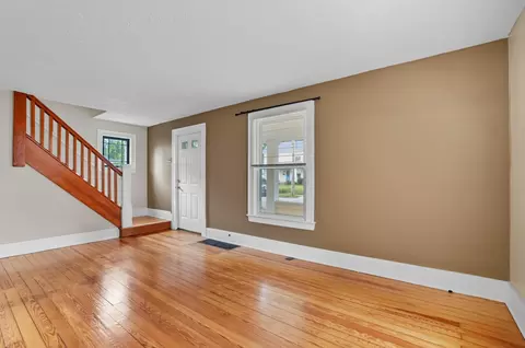 Living - 127 Bellevue Ave, Springfield, OH 45503 photo 2 of 6