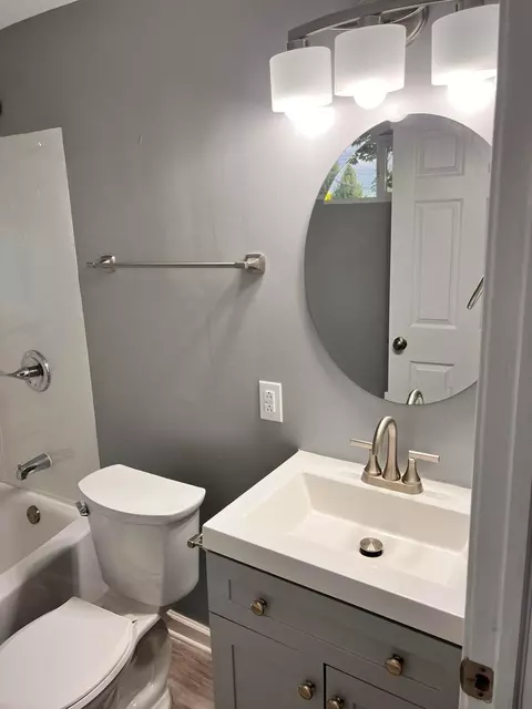 Bath - 1015 Hillcrest Ave, Springfield, OH 45504 photo 7 of 7