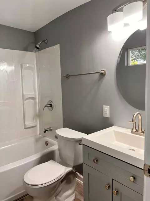 Bath - 1015 Hillcrest Ave, Springfield, OH 45504 photo 5 of 7
