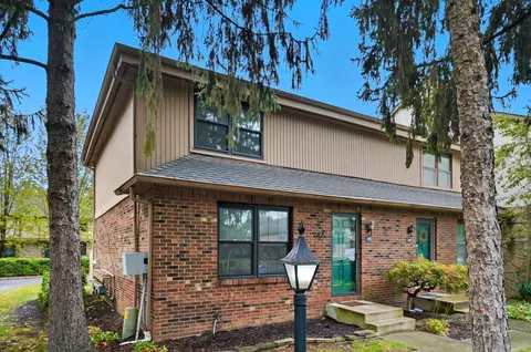 152 Stornoway Dr E, Columbus, OH 43213