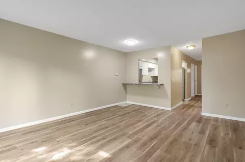 Living - 387 Shell Ct E, Columbus, OH 43213 photo 2 of 4