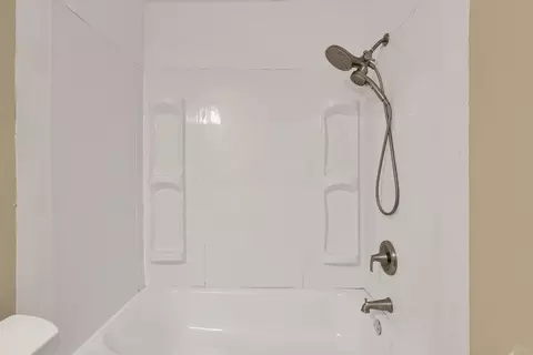 Bath - 387 Shell Ct E, Columbus, OH 43213 photo 4 of 4