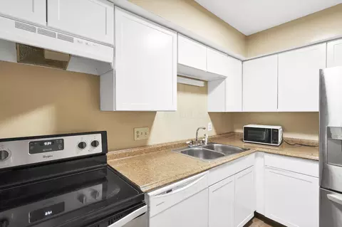 Kitchen - 387 Shell Ct E, Columbus, OH 43213 photo 3 of 3
