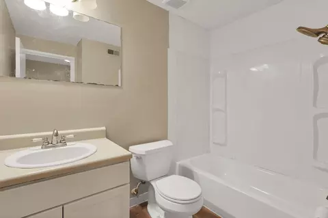 Bath - 387 Shell Ct E, Columbus, OH 43213 photo 3 of 4