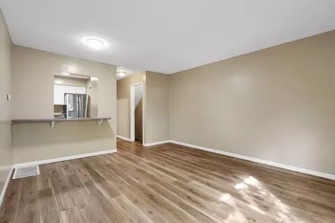 Living - 387 Shell Ct E, Columbus, OH 43213 photo 3 of 4