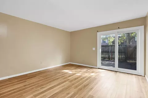 Living - 387 Shell Ct E, Columbus, OH 43213 photo 4 of 4