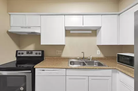 Kitchen - 387 Shell Ct E, Columbus, OH 43213 photo 2 of 3