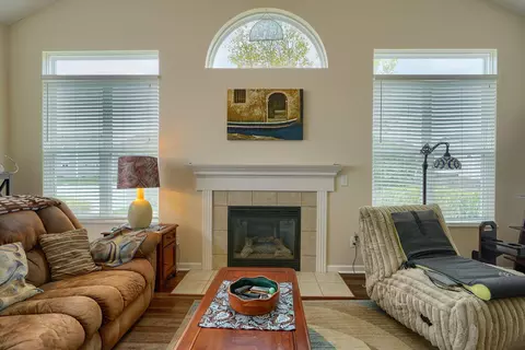 Living - 347 Victor Dr, Circleville, OH 43113 photo 2 of 4
