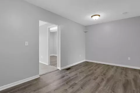 Living - 1068 Tobi Dr, Columbus, OH 43207 photo 3 of 5