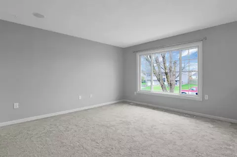 Living - 1068 Tobi Dr, Columbus, OH 43207 photo 1 of 5