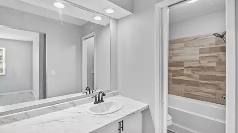 Bath - 6342 Bannister Dr, Dublin, OH 43017 photo 4 of 5
