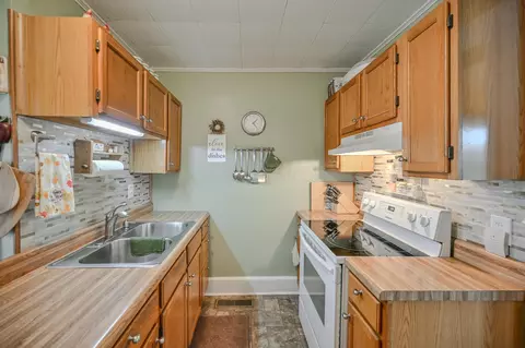 Kitchen - 415 Belleaire Ave, Springfield, OH 45503 photo 3 of 9