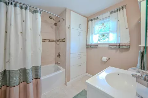 Bath - 415 Belleaire Ave, Springfield, OH 45503 photo 1 of 3